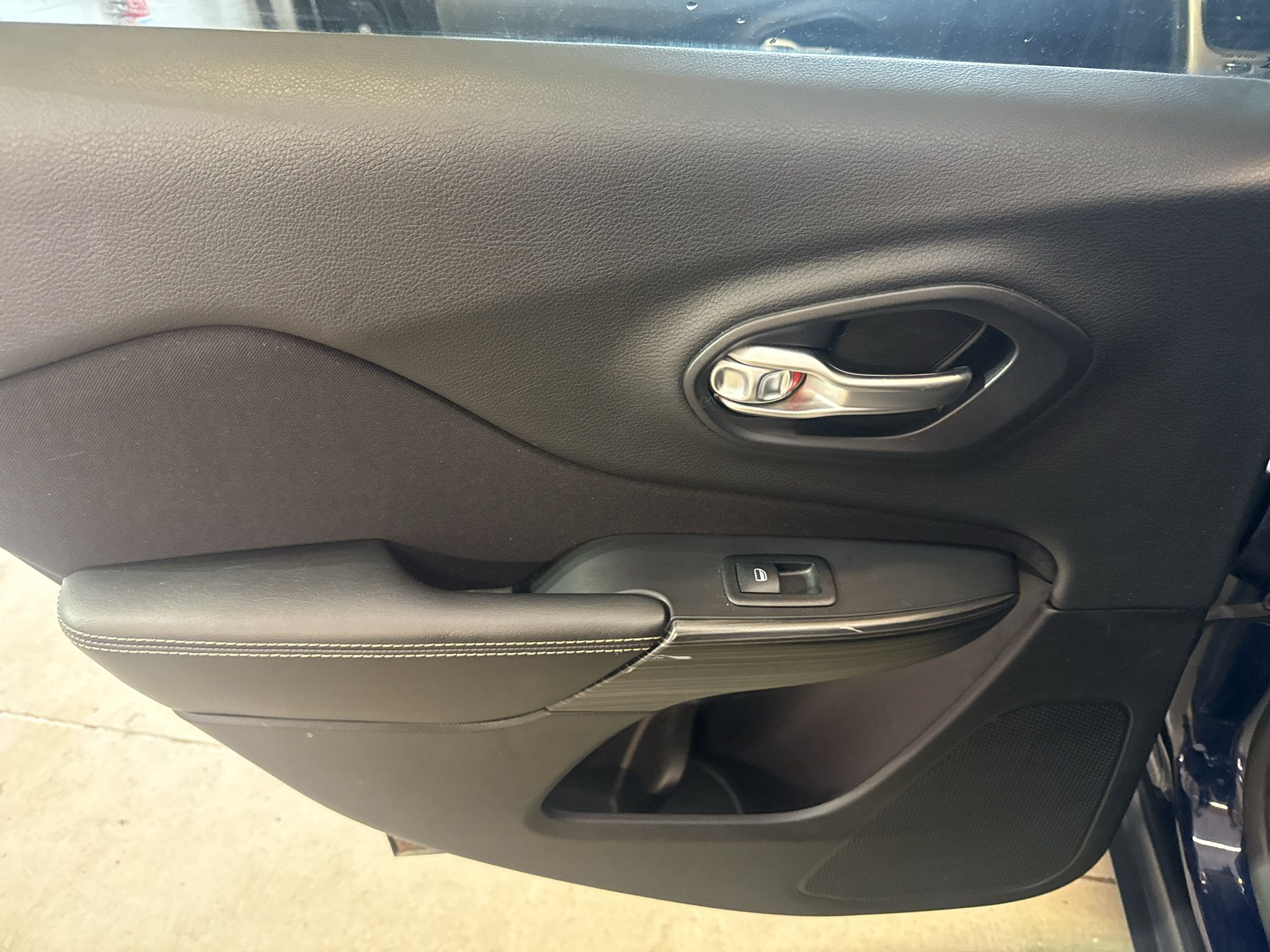Used 2014 Jeep Cherokee Latitude w/ Cold Weather Group FWD image 27