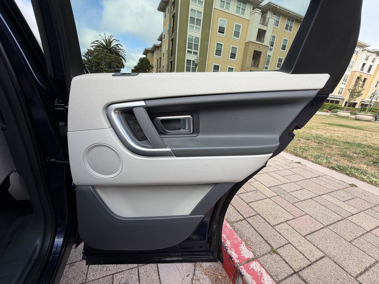 Used 2016 Land Rover Discovery Sport SE AWD/4WD image 43