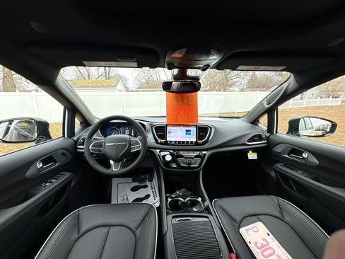 New 2026 Chrysler Pacifica Limited image 12