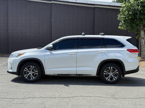 Used 2018 Toyota Highlander LE AWD/4WD image 5