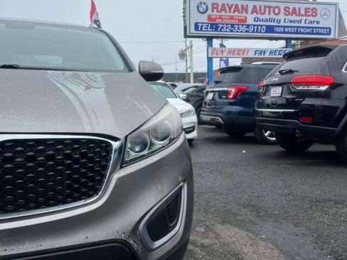 Used 2016 Kia Sorento LX w/ LX Convenience Package image 4