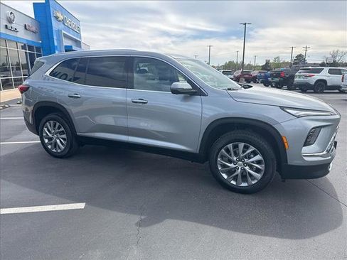 Used 2025 Buick Enclave Preferred image 5