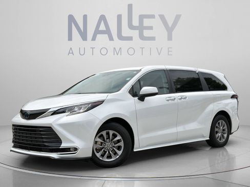Used 2023 Toyota Sienna XLE FWD image 1