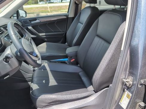 Used 2023 Volkswagen Tiguan SE image 9
