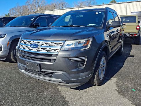 Used 2018 Ford Explorer XLT image 2