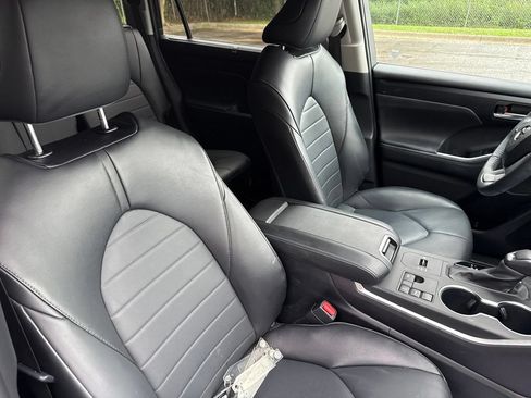 Used 2024 Toyota Highlander XLE FWD image 12