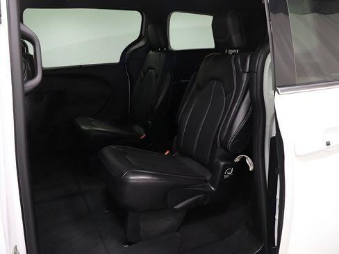Used 2025 Chrysler Pacifica Select FWD image 13