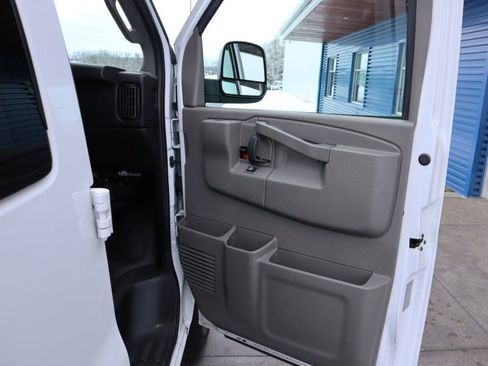 Used 2017 GMC Savana 3500 LS image 18