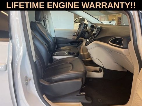 Used 2024 Chrysler Pacifica Touring-L FWD image 47