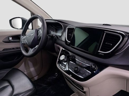 Used 2023 Chrysler Pacifica Touring-L image 29