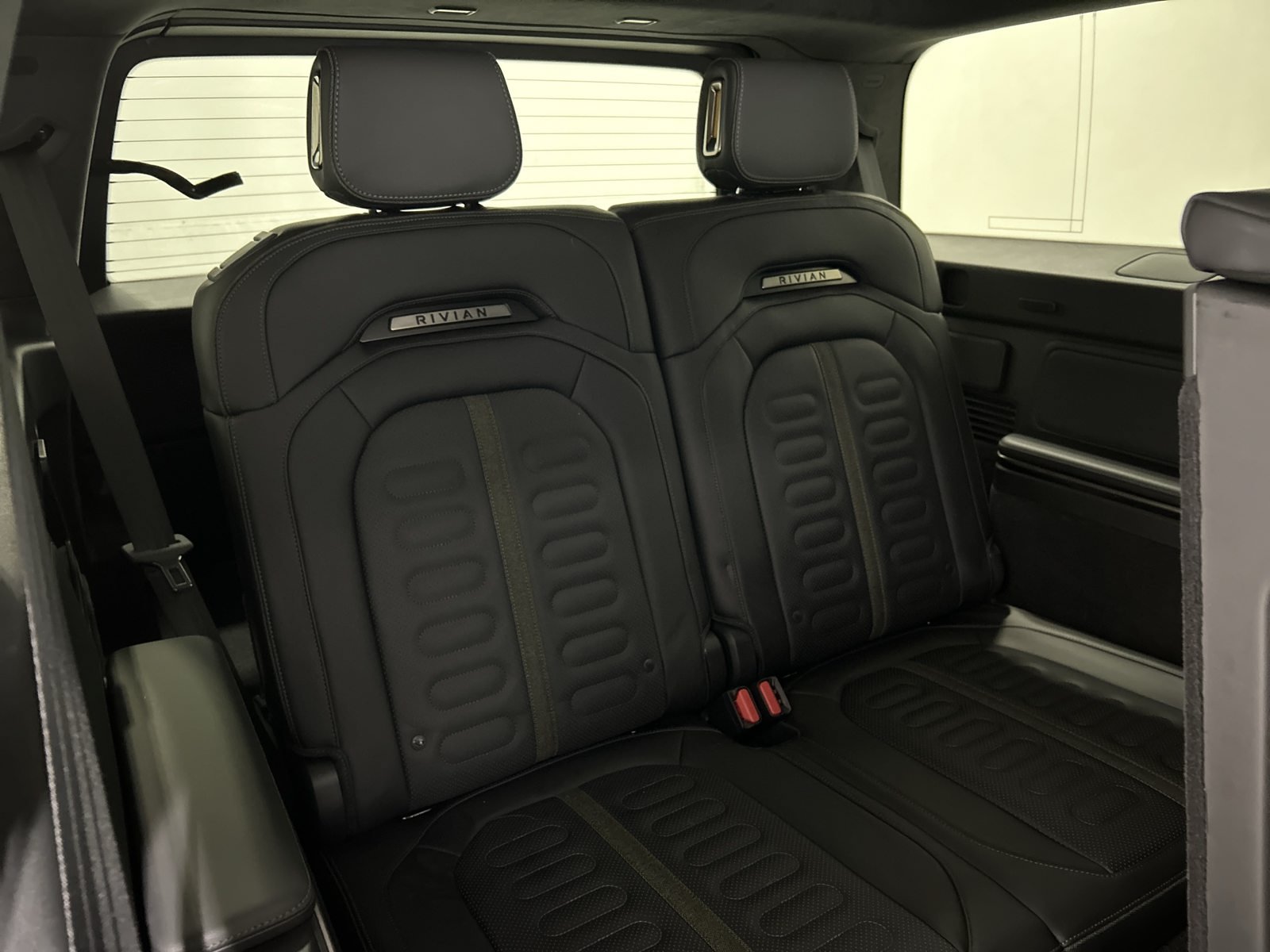 Used 2025 Rivian R1S Adventure Dual AWD/4WD image 25