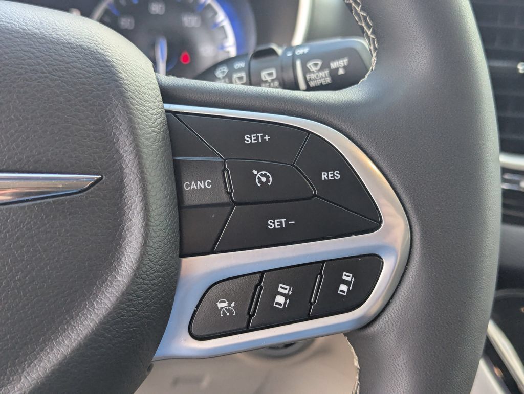 Used 2024 Chrysler Pacifica Touring-L FWD image 18