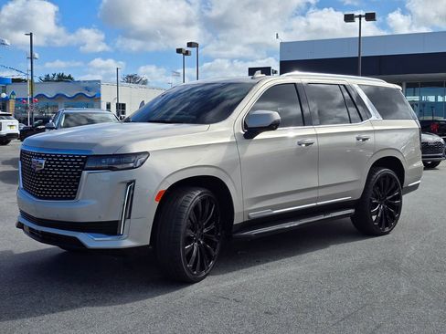 Used 2023 Cadillac Escalade Premium Luxury image 2