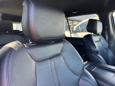Used 2024 Jeep Wagoneer Series II w/ Flexible Seating Group RWD image 2