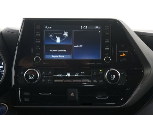 Used 2021 Toyota Highlander XLE AWD/4WD image 16