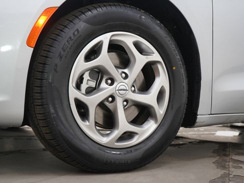 Used 2024 Chrysler Pacifica Limited image 29