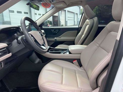 Used 2023 Lincoln Aviator AWD w/ Premium Package image 18