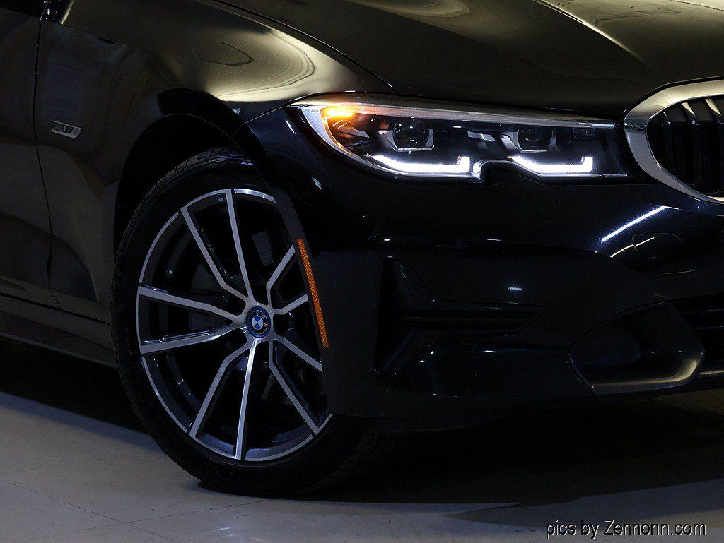 Certified 2022 BMW 330e xDrive w/ Premium Package AWD/4WD image 3