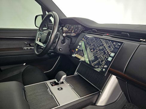 Used 2025 Land Rover Range Rover SE image 11