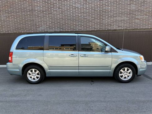 Used 2010 Chrysler Town & Country Touring image 2