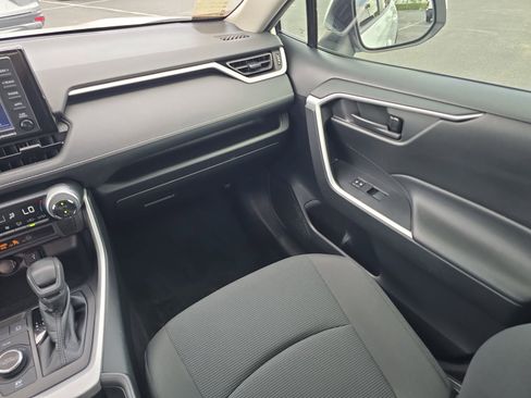 Used 2021 Toyota RAV4 LE AWD/4WD image 12