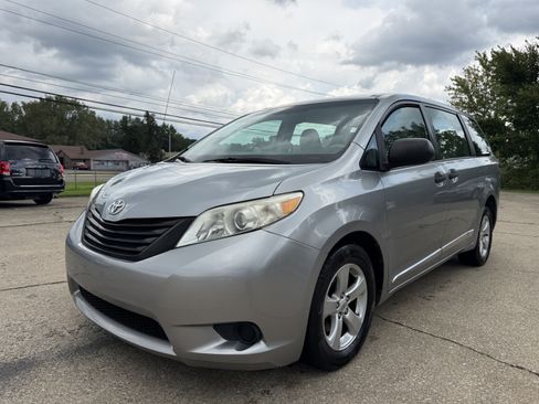 Used 2013 Toyota Sienna L w/ Towing Pkg FWD image 2