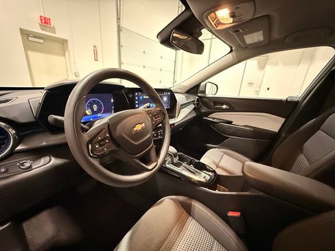 Used 2025 Chevrolet Trax LT FWD image 13