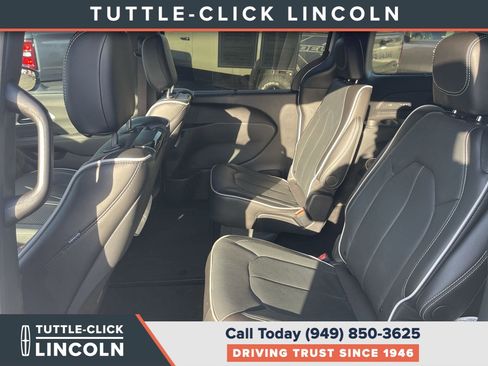 Used 2024 Chrysler Pacifica Limited w/ Uconnect Theater Family Group FWD image 18