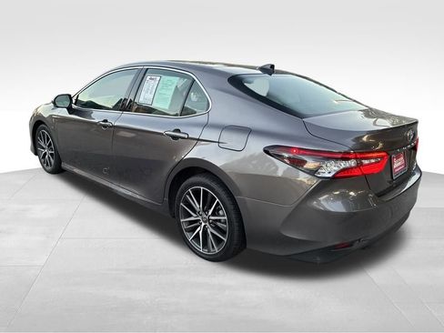 Used 2021 Toyota Camry XLE image 3