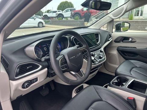 Used 2024 Chrysler Pacifica Touring-L FWD image 9