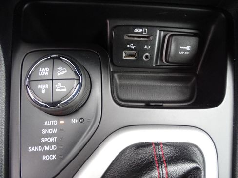 Used 2016 Jeep Cherokee Trailhawk w/ Cold Weather Group image 26