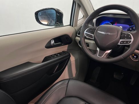 Used 2024 Chrysler Pacifica Touring-L FWD image 11