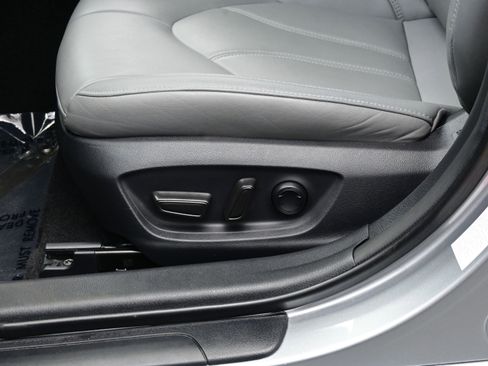 Used 2019 Toyota Avalon XLE image 10