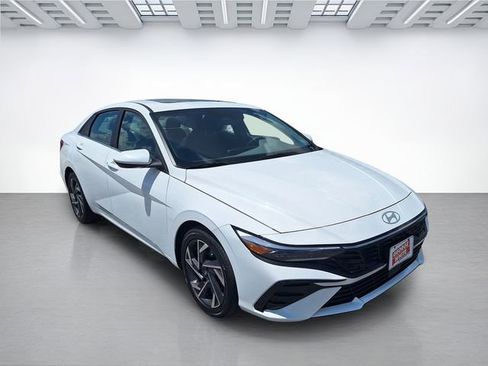 Used 2025 Hyundai Elantra SEL FWD image 2
