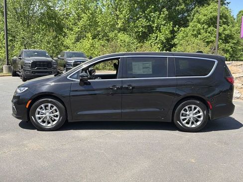 New 2026 Chrysler Pacifica Limited FWD image 10