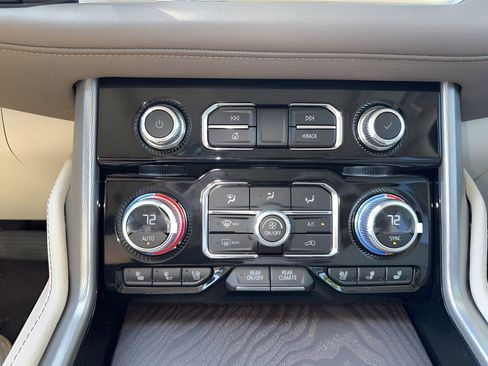 Used 2023 GMC Yukon XL Denali AWD/4WD image 19