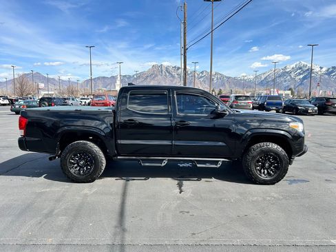 Used 2018 Toyota Tacoma SR image 6