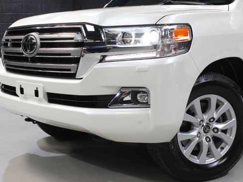 Used 2019 Toyota Land Cruiser w/ Four Season Floor Mat Package image 5