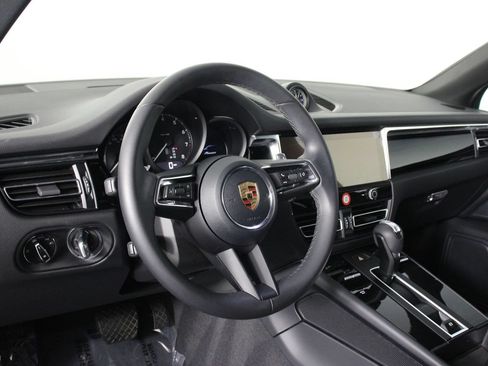 Certified 2026 Porsche Macan AWD/4WD image 4