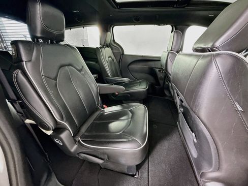 Used 2025 Chrysler Pacifica Limited FWD image 27