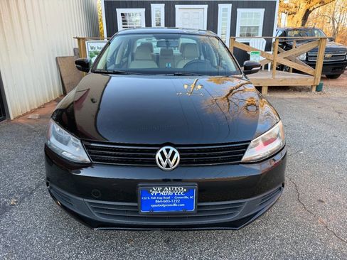 Used 2011 Volkswagen Jetta SE FWD image 2