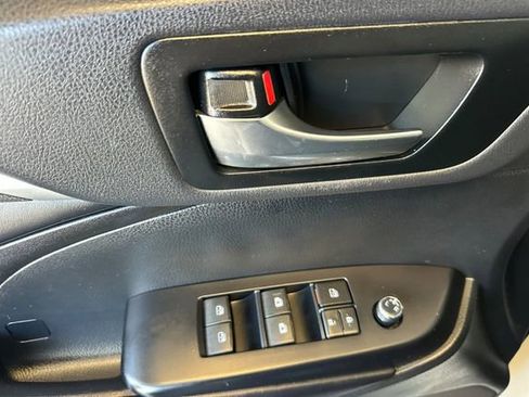 Used 2019 Toyota Highlander SE AWD/4WD image 11