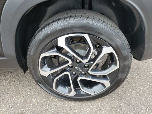 Certified 2025 Chevrolet Trax RS w/ Sunroof Package FWD image 32