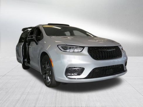 New 2026 Chrysler Pacifica Select w/ S Appearance Package image 9
