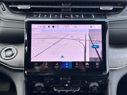 Used 2023 Jeep Grand Cherokee Limited w/ Black Appearance Package AWD/4WD image 15