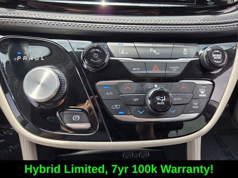 Used 2023 Chrysler Pacifica Limited FWD image 26
