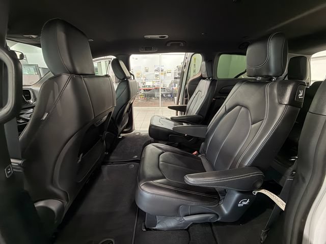 Used 2026 Chrysler Pacifica Select FWD image 12