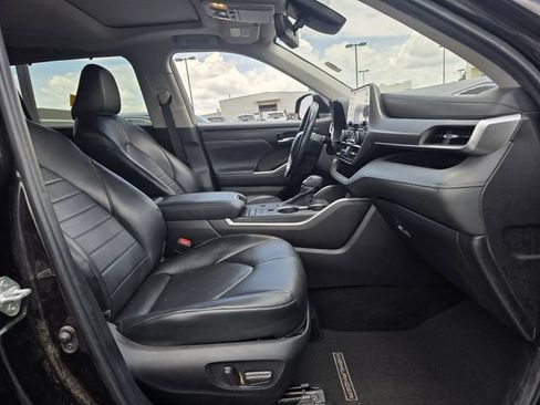 Used 2022 Toyota Highlander XLE FWD image 27