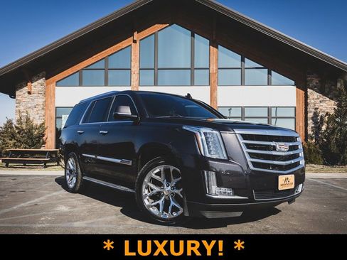 Used 2015 Cadillac Escalade Luxury image 1
