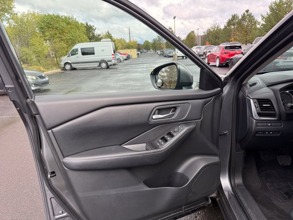 Used 2025 Nissan Rogue SV AWD/4WD image 21